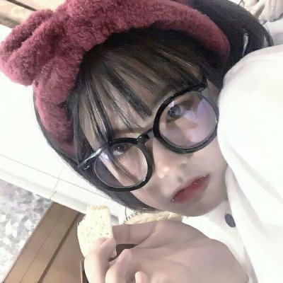 15张高清真人眼镜女生头像 个性氛围感拉满
