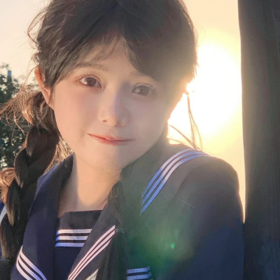 新款！9张真人女生校服可爱头像分享