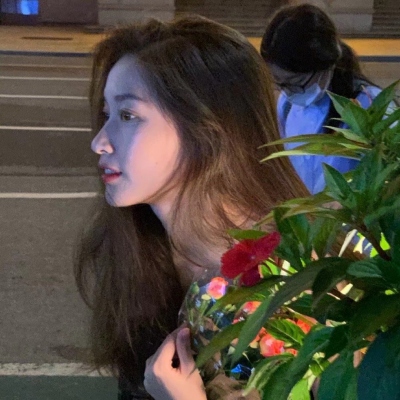 12张氛围感拉满！背景带花的唯美女生真人头像