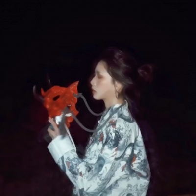 女生暗黑系真人酷头像合集（17张）