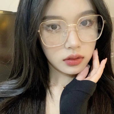 8张ins小众冷淡风真人女生头像合集