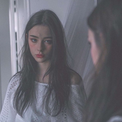 小脸头像网更新17张唯美女生人物头像合集