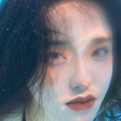 9张高清水中露脸女生头像 氛围感拉满的唯美女头合集