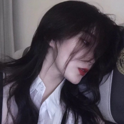 热门微丧风真人女生头像，8张质感图分享