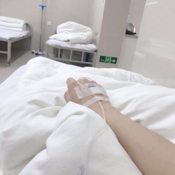 女生输液好看手背头像合集 9张超清病房吊针手部素材