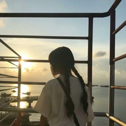 10张氛围感拉满！女生唯美侧脸夕阳头像合集