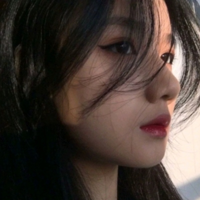 10张氛围感拉满的丧系女生真人伤感头像