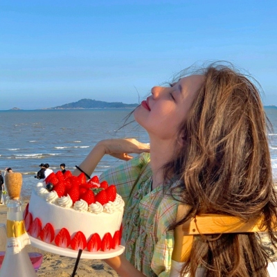 像草莓蛋糕一样甜！同一女生的6张海边头像合集