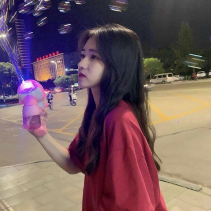 微信闺蜜头像来啦！10张高清玩泡泡机的女生双人头像