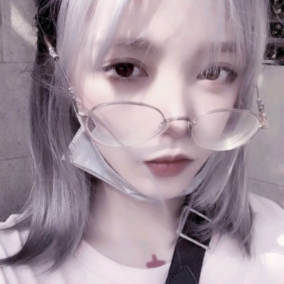 戴眼镜霸气女生头像合集 30张高清新潮酷感图