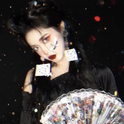 女生暗黑系真人酷头像合集（17张）