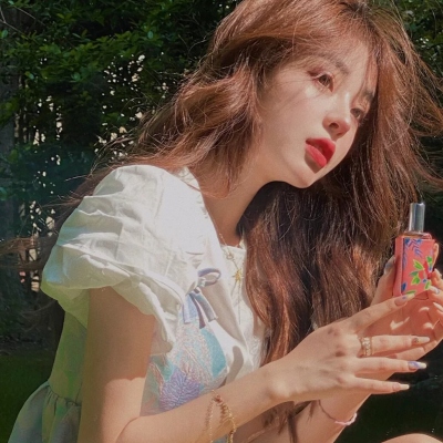 8张超有气质的文雅女生微信头像，直接存就用