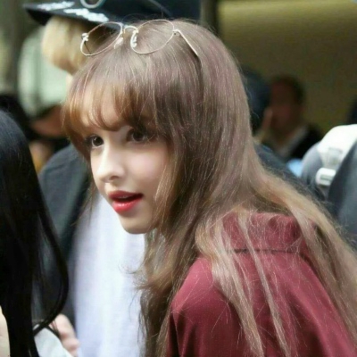 12张高清欧美风女生微信头像合集