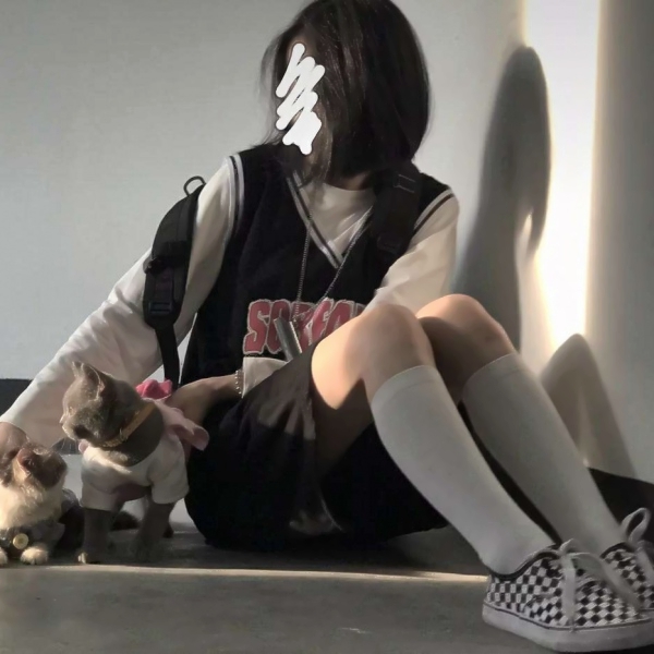 抱着猫不露脸的侧面女生头像 14张高清最新图