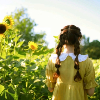 暖色系爱笑阳光女生高清头像合集 共17张