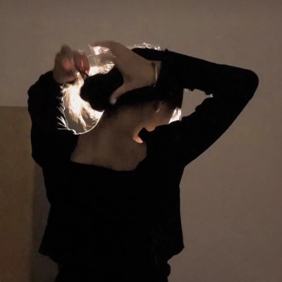 暗色调微丧感真人女生头像 9张合集