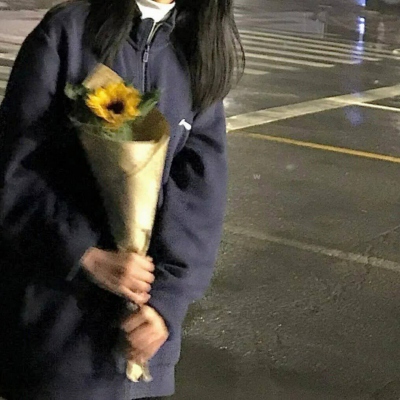 手拿鲜花不露脸的女生头像合集（10张）