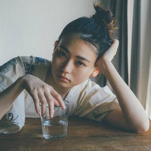 女生手拿杯子的头像合集来啦，共22张