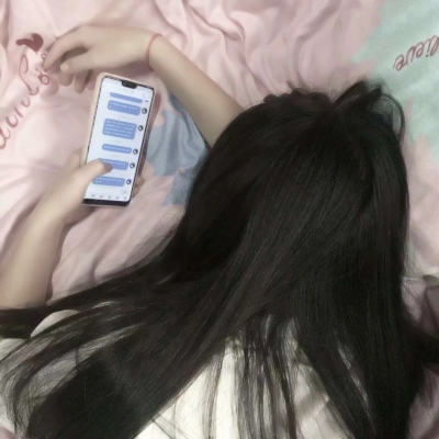 女生玩手机背影头像合集 17张高清微信女头
