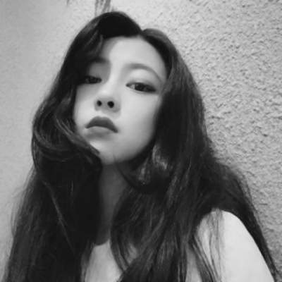 黑白丧系真人女生头像！12张高清酷飒丧感黑白图合集