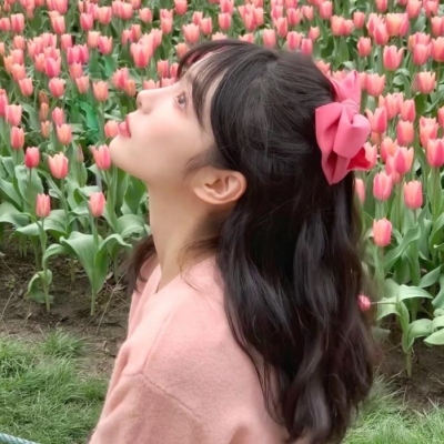 12张氛围感拉满！背景带花的唯美女生真人头像