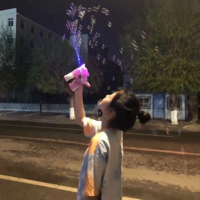 双人闺蜜头像来啦！14张拿泡泡机的女生高清头像合集