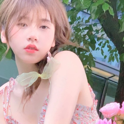 女生头像个性简约干净清新真人图集（共13张）