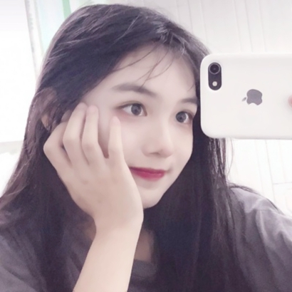 4张干净可爱女生拿苹果手机自拍头像图