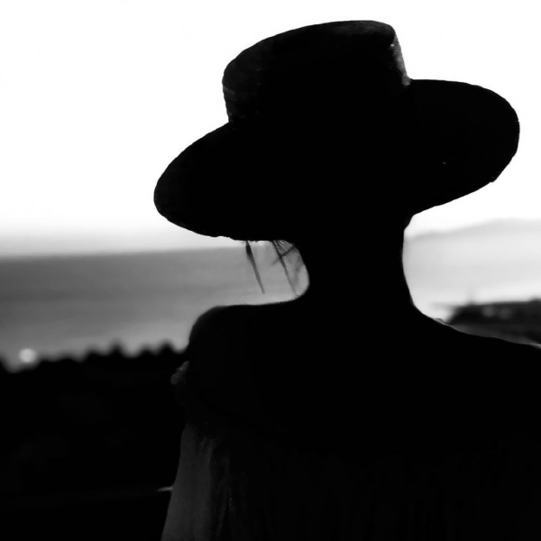 女生冷酷背影黑白伤感头像合集 10张超清精选