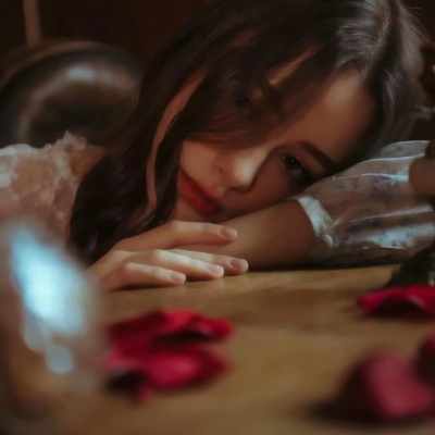 12张高清欧美风女生微信头像合集