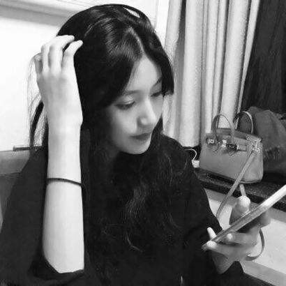 女生黑白微信头像合集 15张高清好看的美女头像