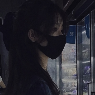 10张氛围感拉满的丧系女生真人伤感头像