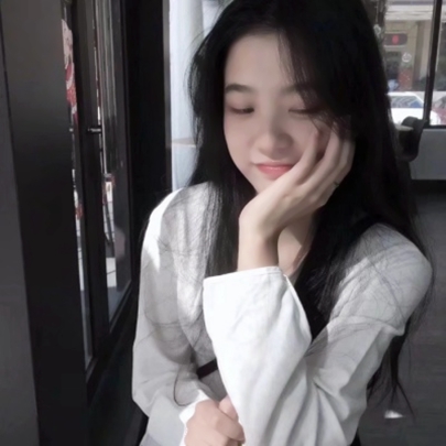 9张高清真人歪头女生自拍头像 时尚感拉满