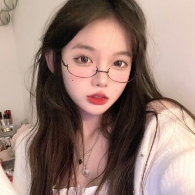 最新款个性女生头像来啦！共8张风格独特的女生头像合集，由小脸头像网更新发布，可供用户直接取用。