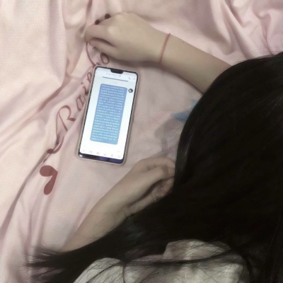 女生玩手机背影头像合集 17张高清微信女头