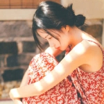 坐着抱膝的伤感女生头像 单张高清图