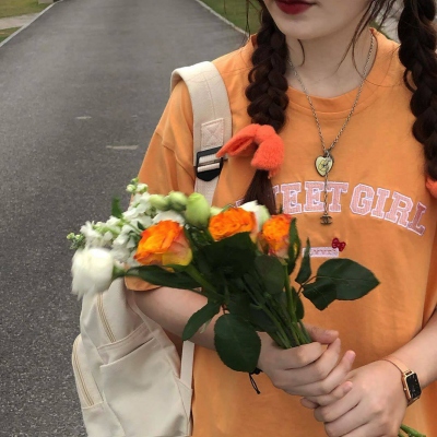 手拿鲜花不露脸的女生头像合集（10张）