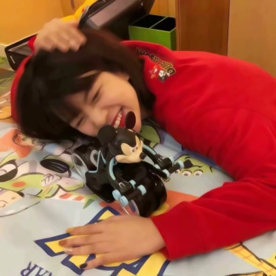 8张氛围感拉满的红色系女生头像 气质活力感拉满