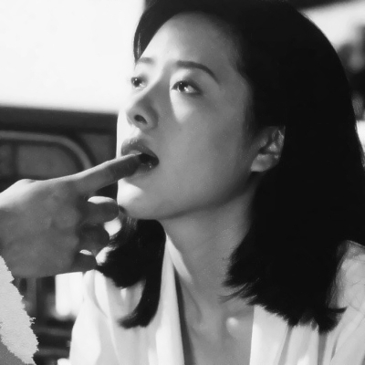 26张高清港风复古黑白女生头像，氛围感拉满