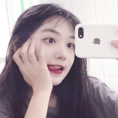 4张干净可爱女生拿苹果手机自拍头像图