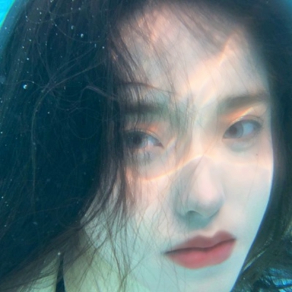 9张高清水中露脸女生头像 氛围感拉满的唯美女头合集