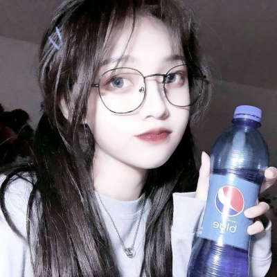 戴眼镜霸气女生头像合集 30张高清新潮酷感图