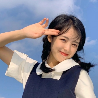 6张真人出镜的清新可爱女生QQ头像合集