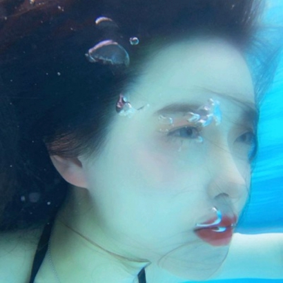 9张高清水中露脸女生头像 氛围感拉满的唯美女头合集