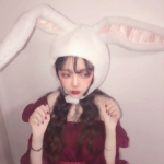 17张高清兔耳女生真人头像 好看又治愈