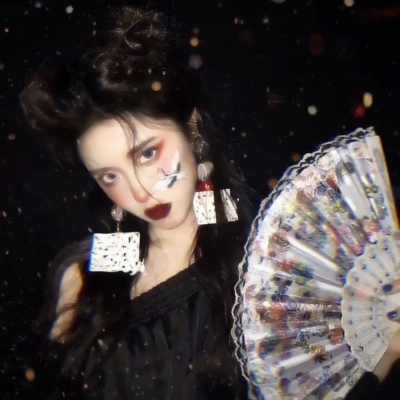 女生暗黑系真人酷头像合集（17张）