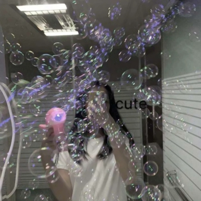 双人闺蜜头像来啦！14张拿泡泡机的女生高清头像合集