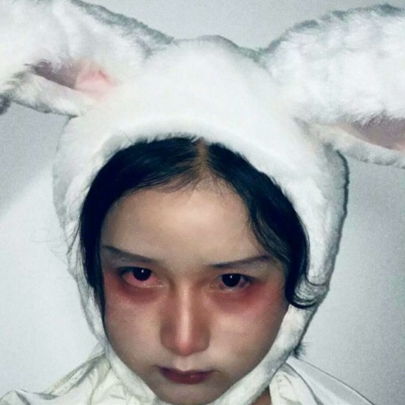 17张高清兔耳女生真人头像 好看又治愈