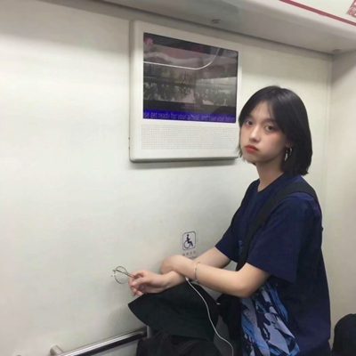 女生忧愁微信头像合集：每一张都藏着让人心疼的伤感情绪