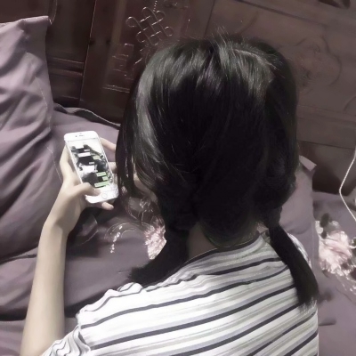 女生玩手机背影头像合集 17张高清微信女头